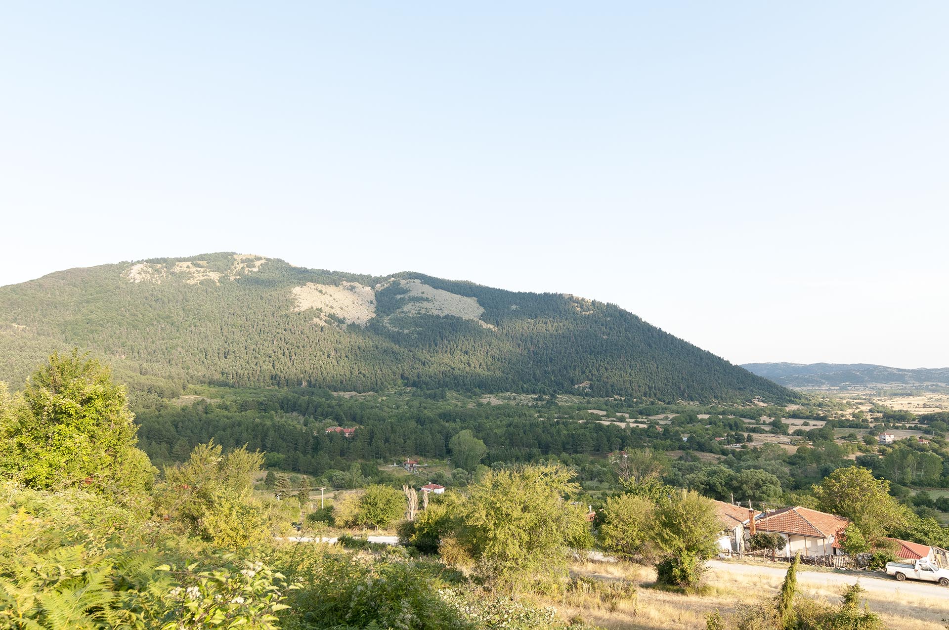 Η κορυφή Μεταμόρφωση στον Κάτω Όλυμπο, όπως φαίνεται από την Καλλιπεύκη.