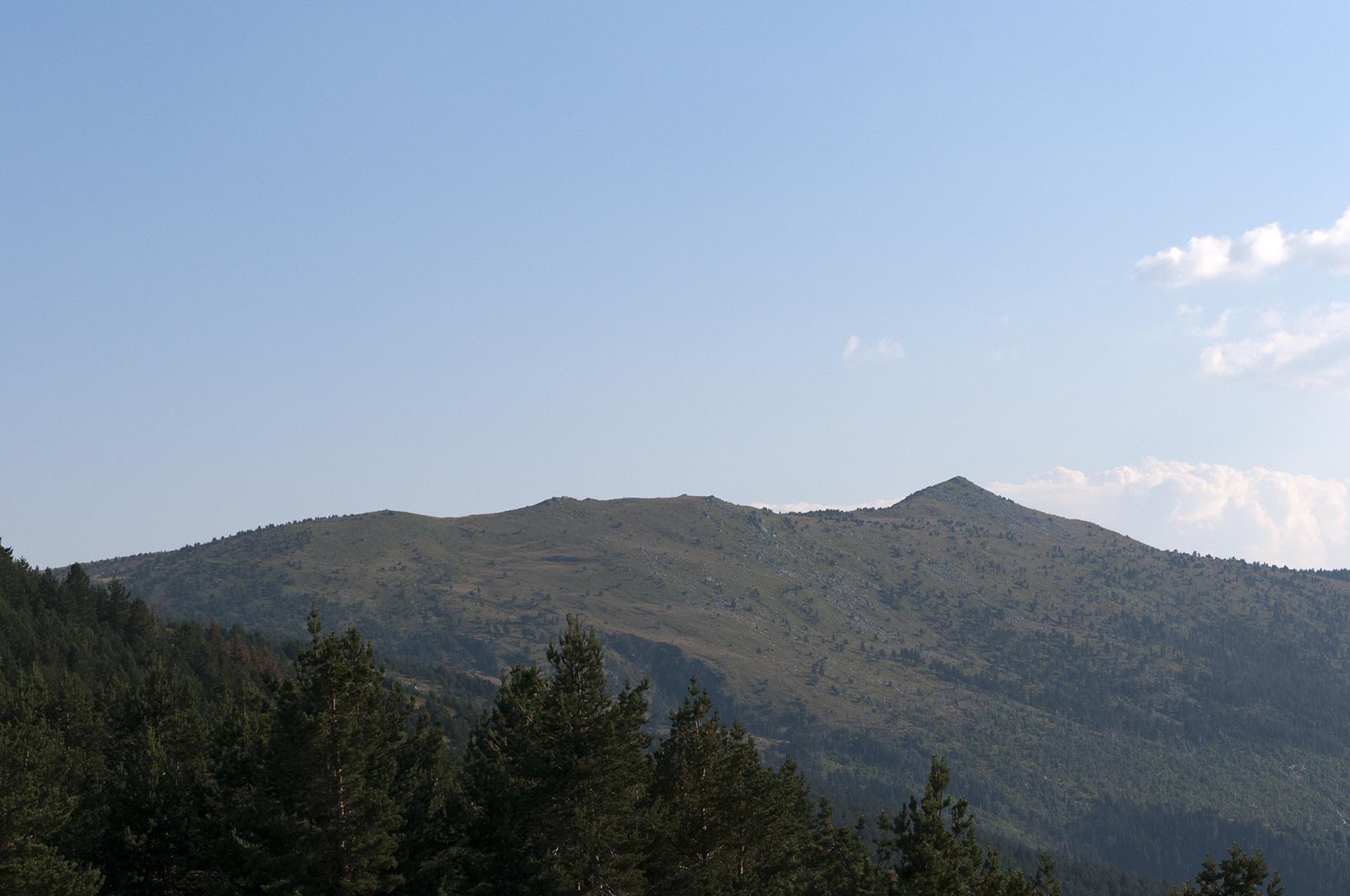 The Flambouro peak in the Pieria Mountains, showing the northwestern slopes of the ascent route.