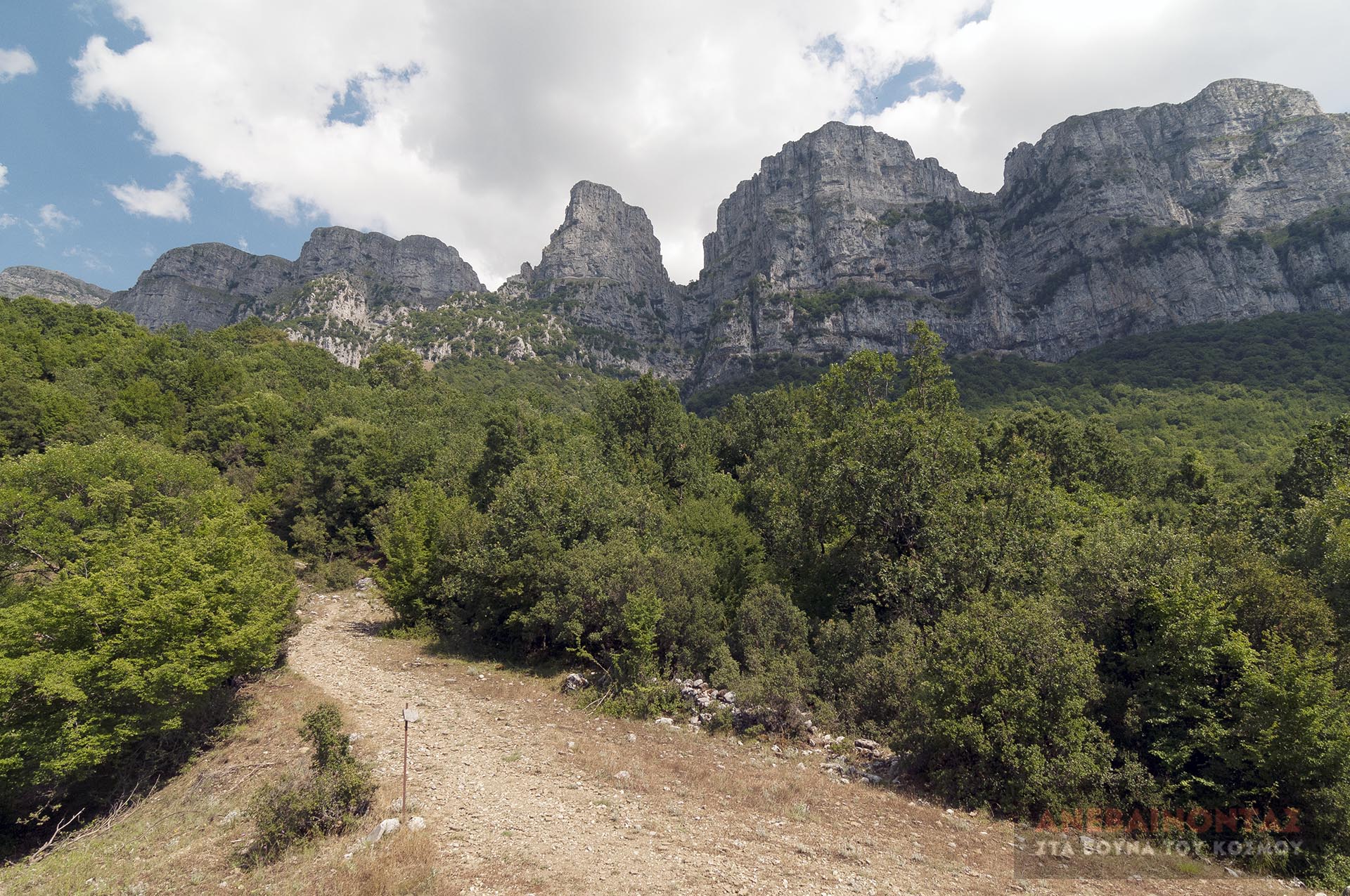Οι βραχώδεις Πύργοι λίγο πριν το Μικρό Πάπιγκο, Ζαγόρι